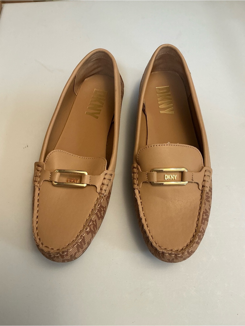 2418 - DKNY Tan Monogram Logo Loafers Driver Moccasins Gold Hardware Size 8M - Picture 2 of 10